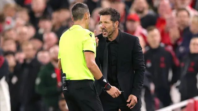 Diego Simeone argues with the referee
