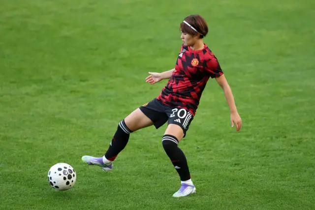 Hinata Miyazawa warms up