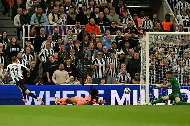 Newcastle's English midfielder #11 Harvey Barnes (L) eyes the ball after an attempt to score