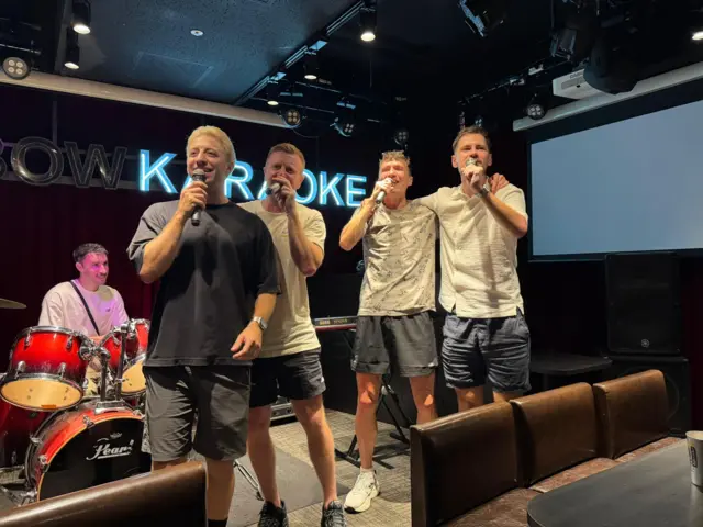 Jake Wightman celebrates world silver at karaoke