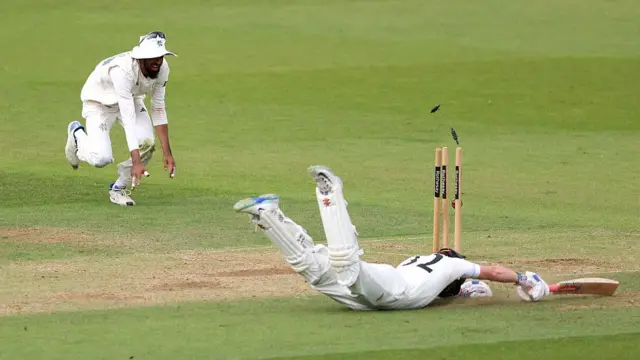 Ollie Pope dives to avoid being run out