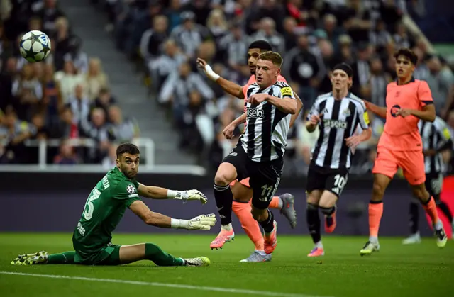 Harvey Barnes of Newcastle United shoots past Joan Garcia of FC Barcelona but misses