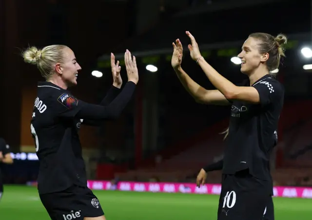 Alex Greenwood a Vivianne Miedema High-Five.