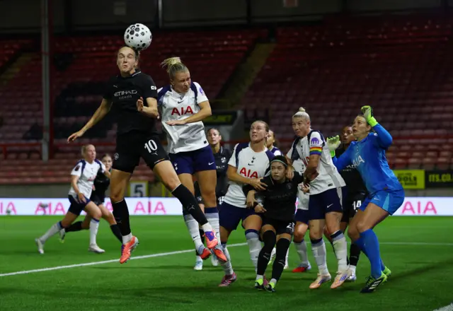 Vivianne Miedema scores