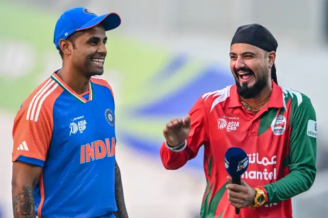 captains shake hands at the toss