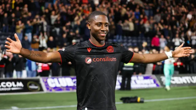 Malik Dijksteel celebrates