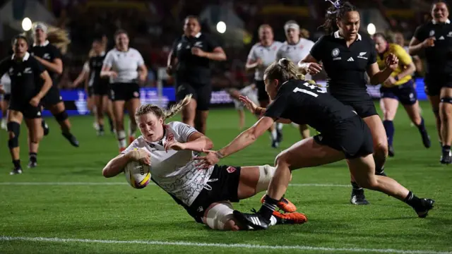 Sophie de Goede scores