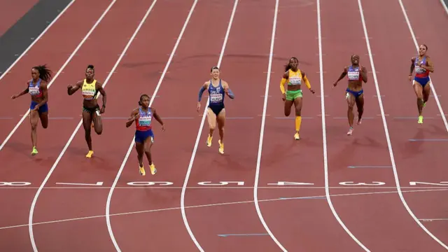 Women's 200m finish line