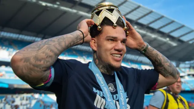 El portero de Man City, Ederson celebró con el trofeo de la Premier League