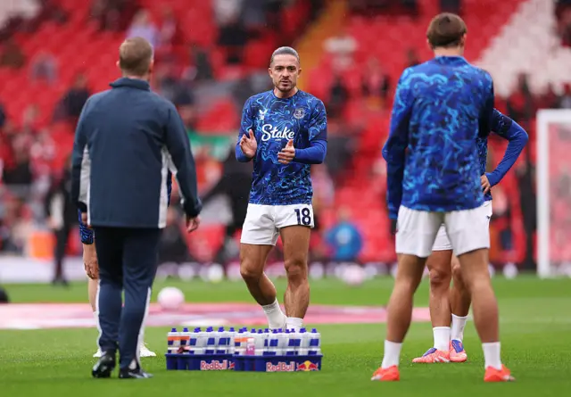 Everton players warm up