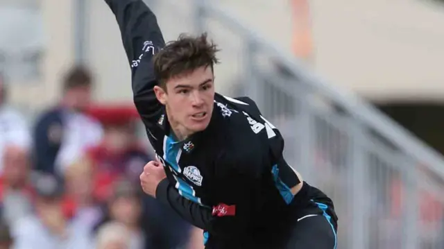 Josh Baker bowling for Worcestershire