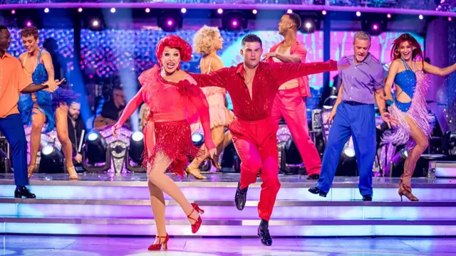 La Voix and Aljaž Škorjanec dancing together as part of the group dance