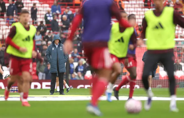 Moyes watches the Liverpool warm up