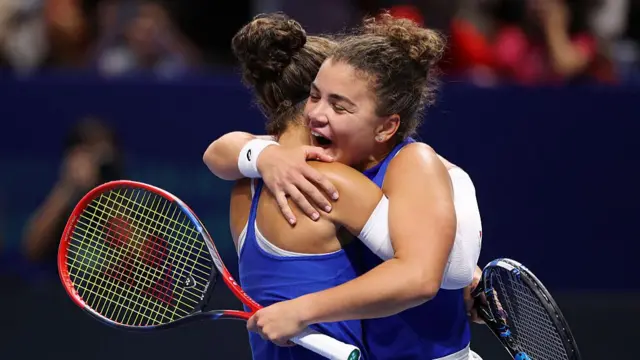Jasmine Paolini (right) hugs Sara Errani