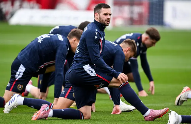 Drey Wright warming up for Dundee