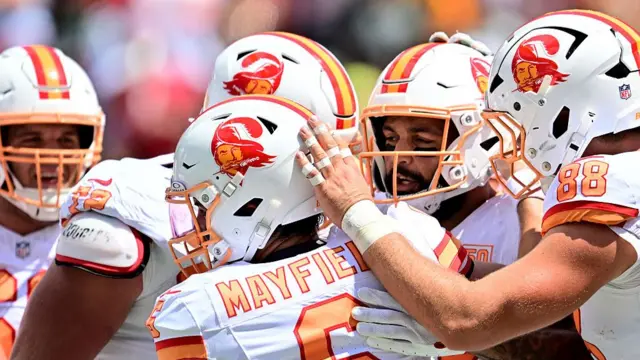 The Tampa Bay Buccaneers celebrate after a Mike Evans touchdown against the New York Jets