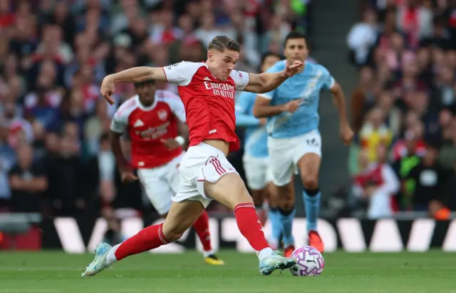 Viktor Gyokeres controls the ball