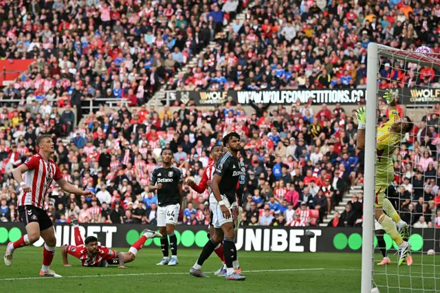Omar Alderete hits the crossbar
