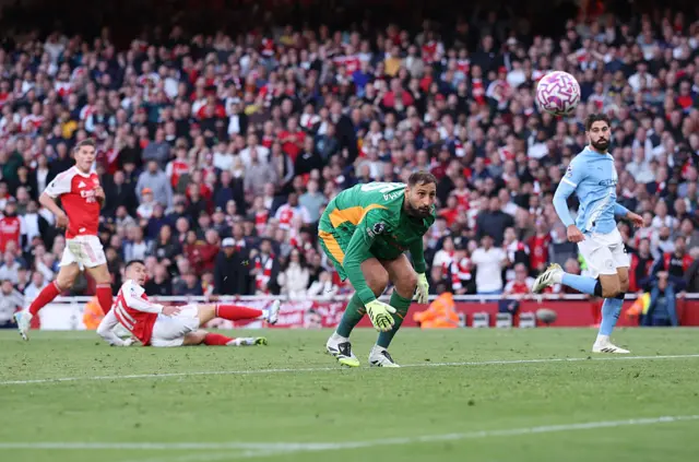 Gabriel Martinelli scores for Arsenal against Manchester City