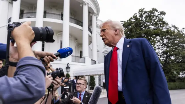 Trump fala com repórteres do lado de fora da Casa Branca