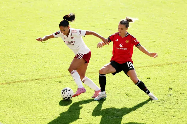 Taylor Hinds holds off Julia Zigiotti Olme