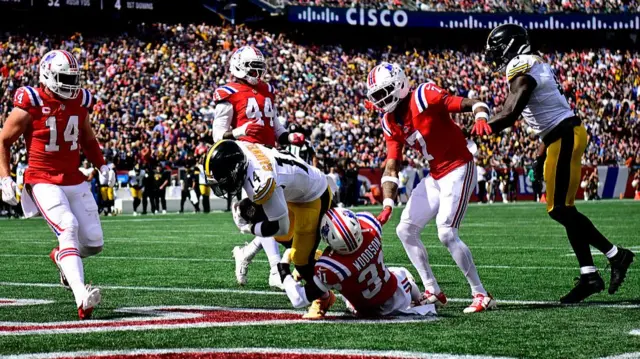 Kenneth Gainwell scores a rushing touchdown for the Pittsburgh Steelers against the New England Patriots