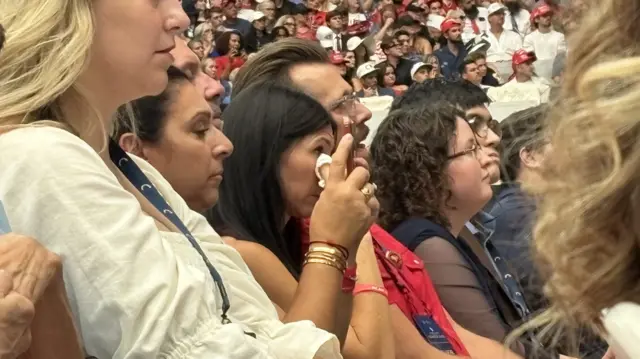 Pessoas em lágrimas enquanto Erika Kirk fala