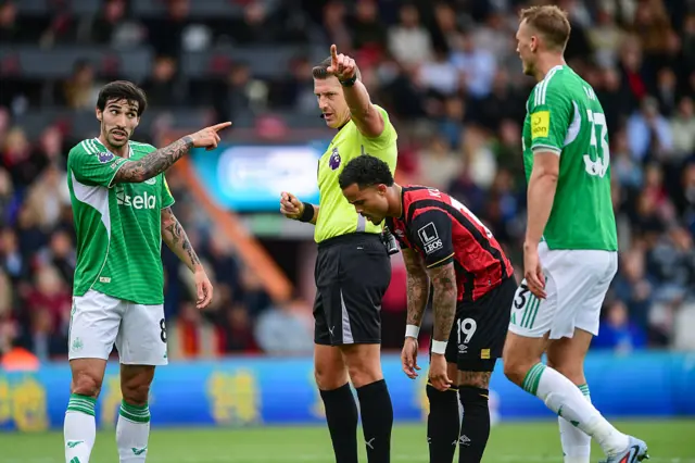 Sandro Tonali, the referee, Justin Kluivert and Dan Burn.