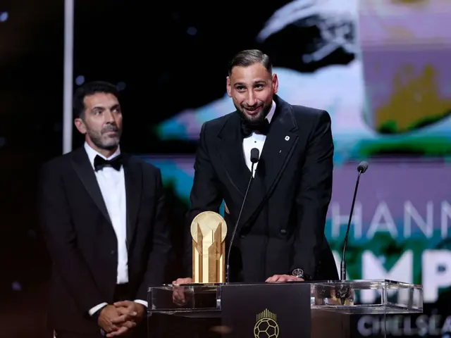 Gianluigi Donnarumma accepts his award