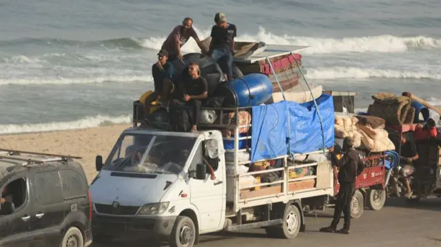 Displaced Palestinians, fleeing northern Gaza due to an Israeli military operation, move southward after Israeli forces ordered residents of Gaza City to evacuate to the south, in the central Gaza Strip, September 22, 2025.