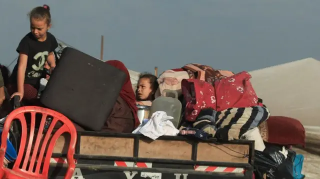Displaced Palestinian children, fleeing northern Gaza due to an Israeli military operation, move southward after Israeli forces ordered residents of Gaza City to evacuate to the south, in the central Gaza Strip, September 22, 2025