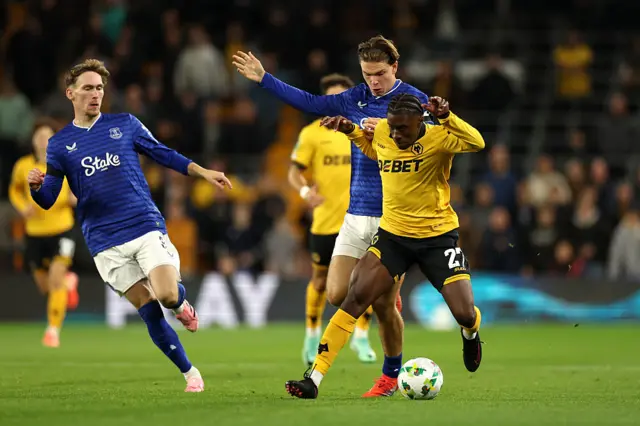 Everton players chase munetsi