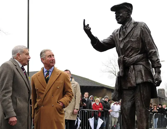 King Charles and Dickie Bird next to the sculpture in Barnsley