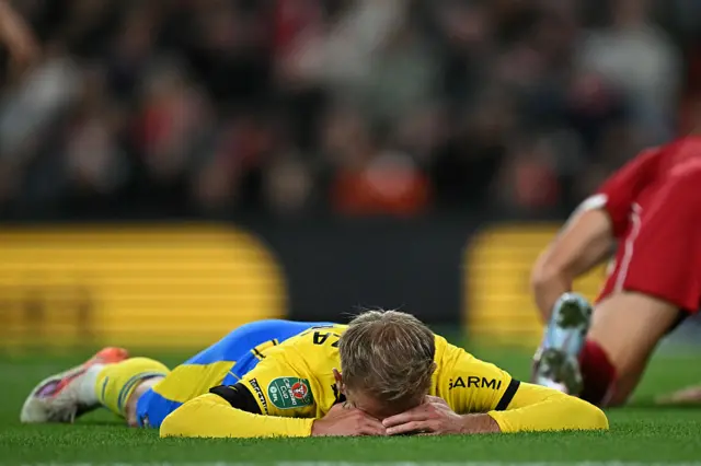 Scienza collapses to the floor after a miss