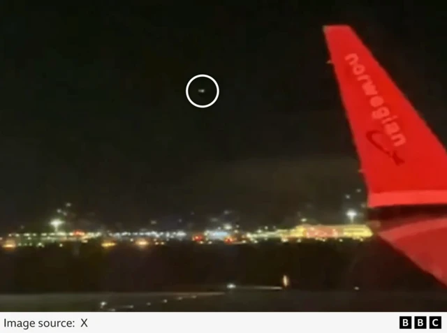 An annotated screengrab where lights can be seen in the sky over Copenhagen airport