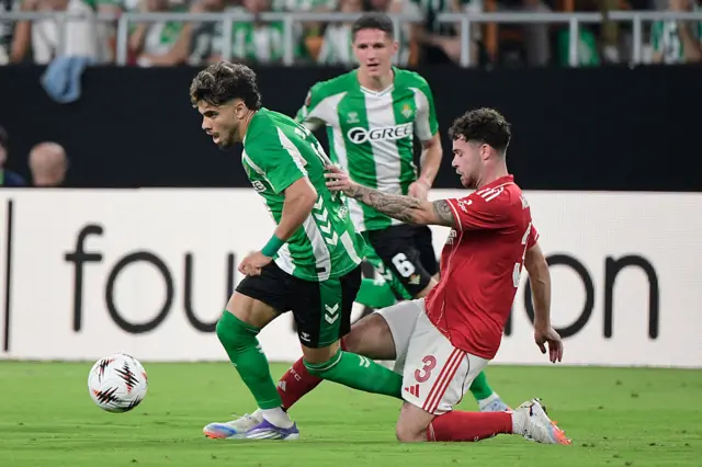 Neco Williams competes for the ball against Real Betis