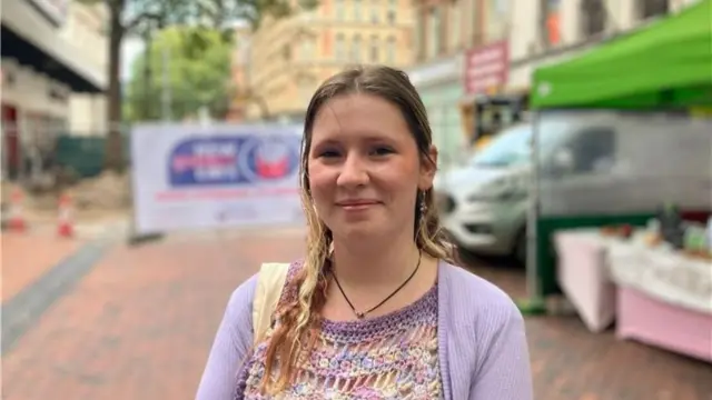 Headshot of Arianwen Fox-James