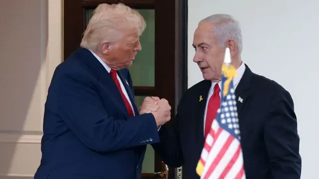 Netanyahu shakes hands with Trump