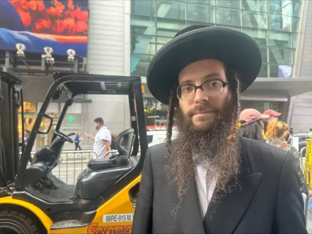 Rabbi Yitzchok Deutsch in Times Square