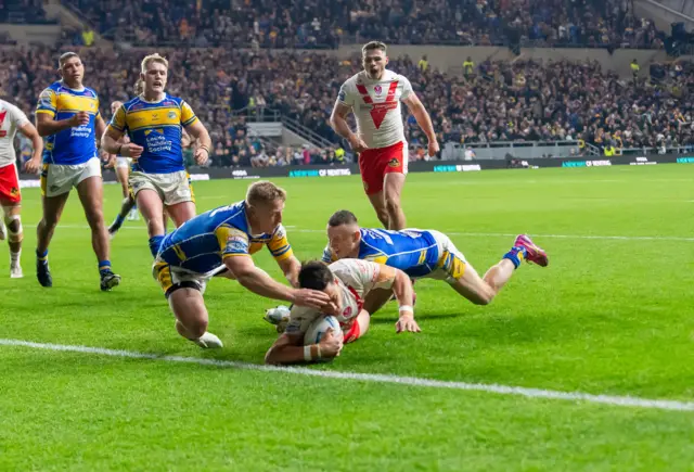 Shane Wright scores the winning try for Leeds