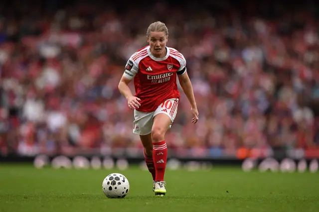 Kim Little of Arsenal runs with the ball during the Barclays Women's Super League match between Arsenal and Aston Villa at Emirates Stadium on September 27, 2025 in London, England.