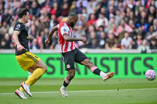 Igor Thiago of Brentford shoots and scores