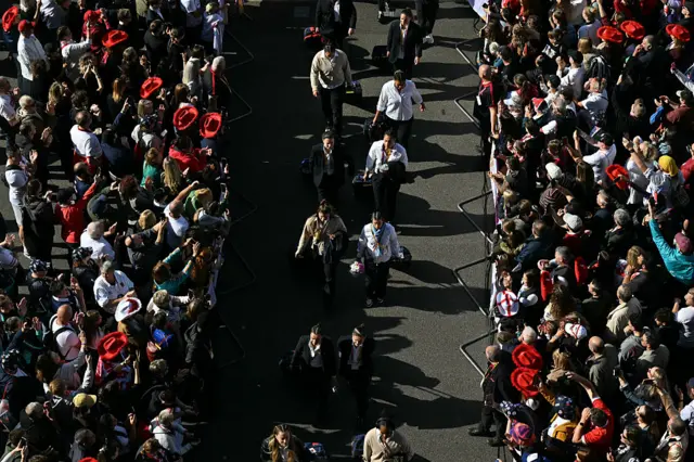 Crowds building