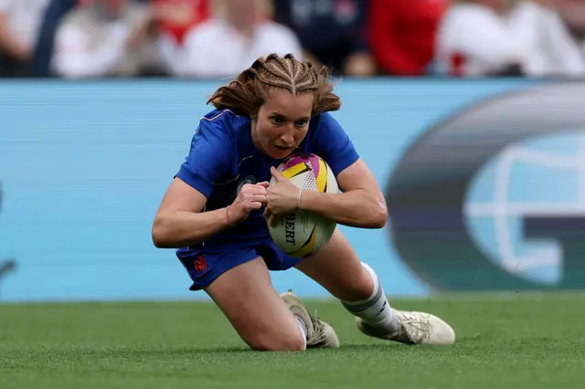 Bourdon scoring her try