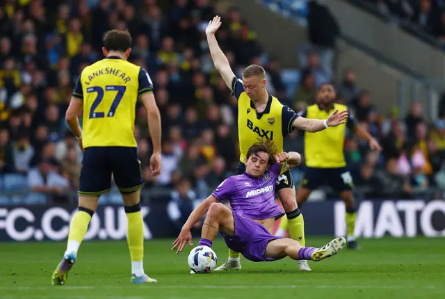 Sydie Peck of Sheffield United is challenged by Brian De Keersmaecker of Oxford United