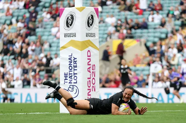 Demant scoring a try
