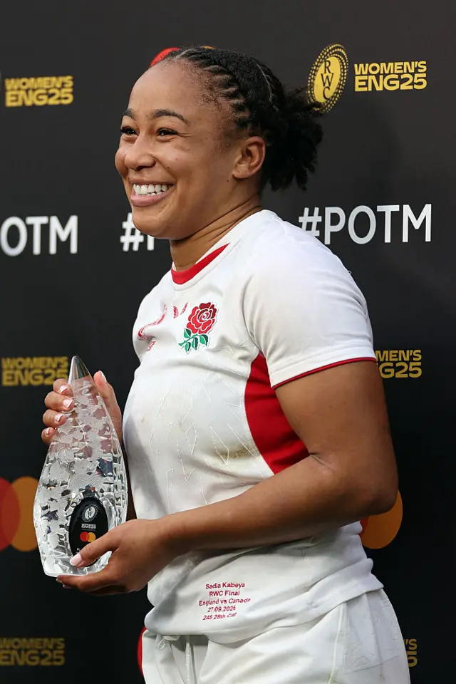 England's flanker Sadia Kabeya