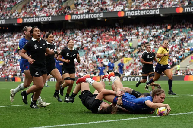 France's flanker Lea Champon