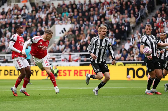 Viktor Gyoekeres of Arsenal heads on goal