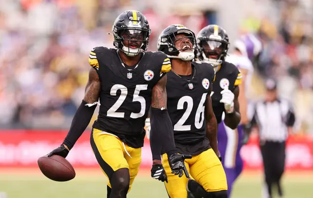 DeShon Elliott of Pittsburgh Steelers (#25) celebrates an interception during the NFL 2025 game between Minnesota Vikings and Pittsburgh Steelers